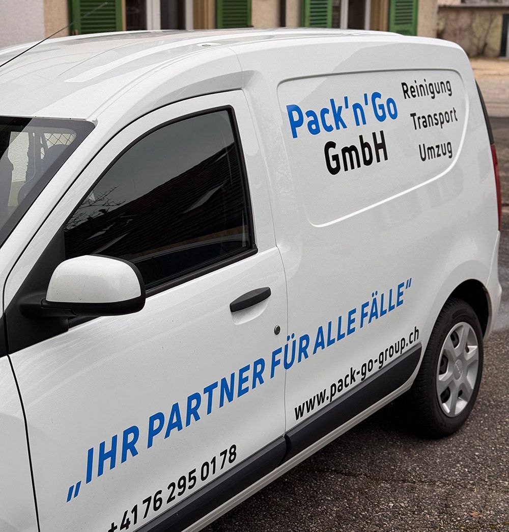 Ein weißer Lieferwagen mit der Aufschrift „Pack n Go GmbH“ an der Seite