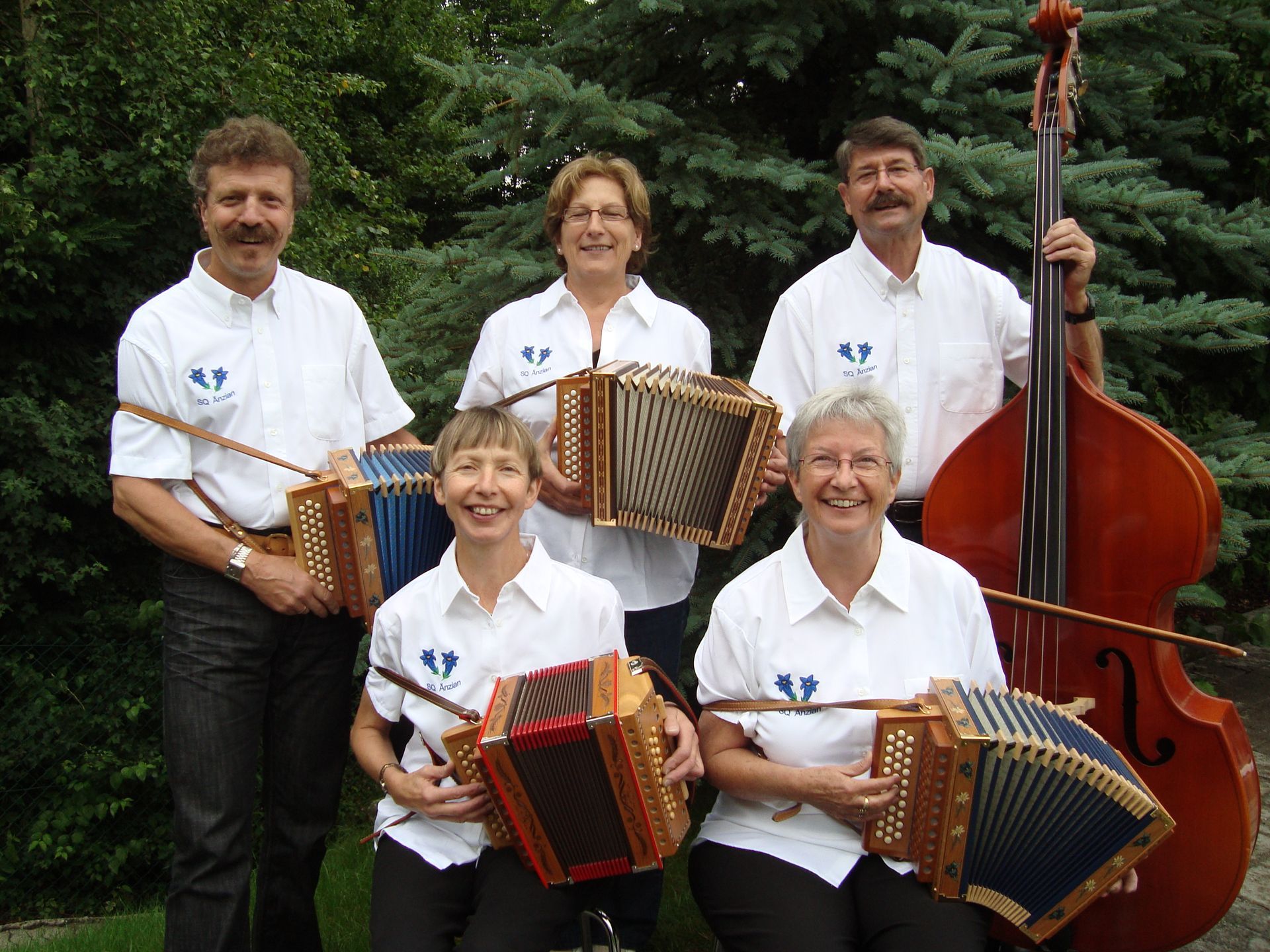 Ein Mann in einer Schürze steht vor einer Theke in einem Restaurant.