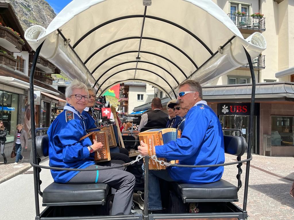 Auf einem Tisch wird mit einer Kaffeemaschine Kaffee zubereitet.