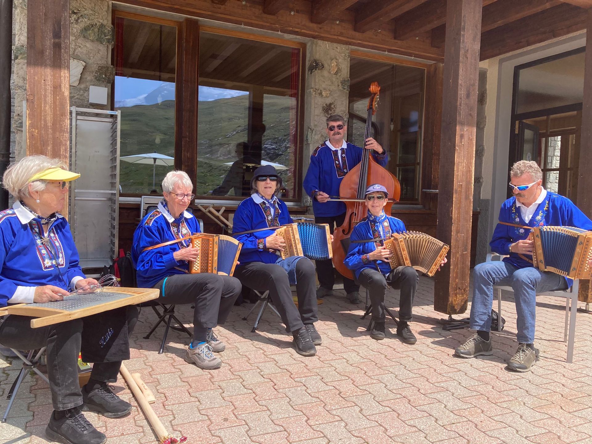 Ein Glas Eiskaffee mit einem Strohhalm auf einem Tisch