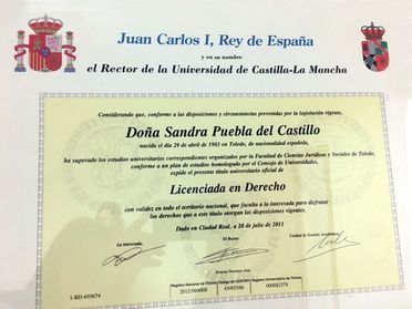 Título de Licenciado en Español por Sandra Puebla del Castillo, expedido por la Universidad de Castilla-La Mancha.