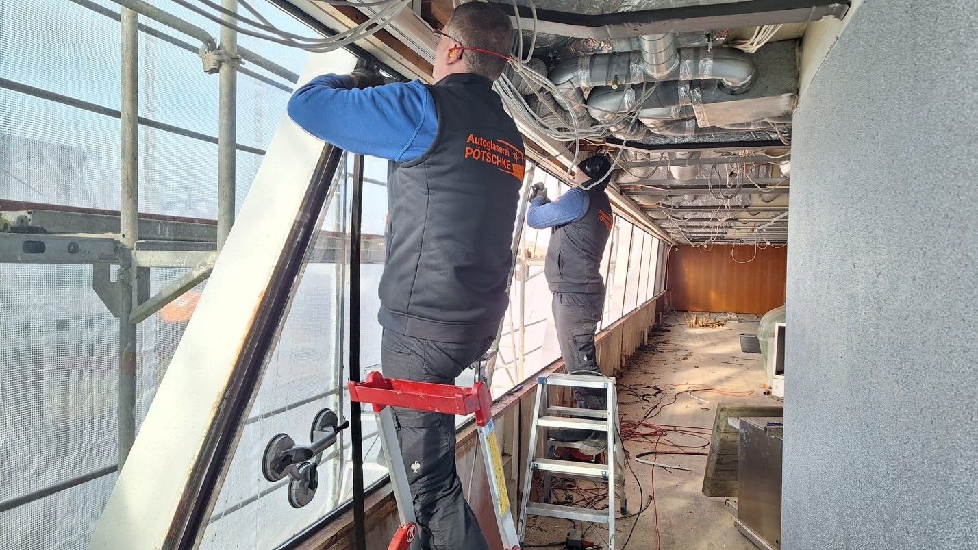 Mitarbeiter verglasen ein Schiff