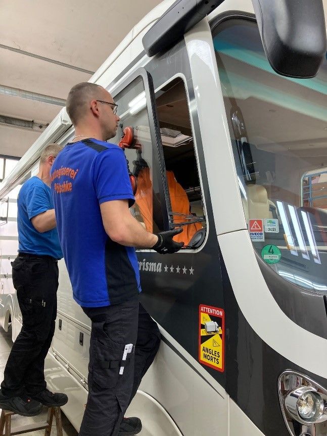 Mitarbeiter von Autoglaserei und Kfz-Werkstatt Pötschke