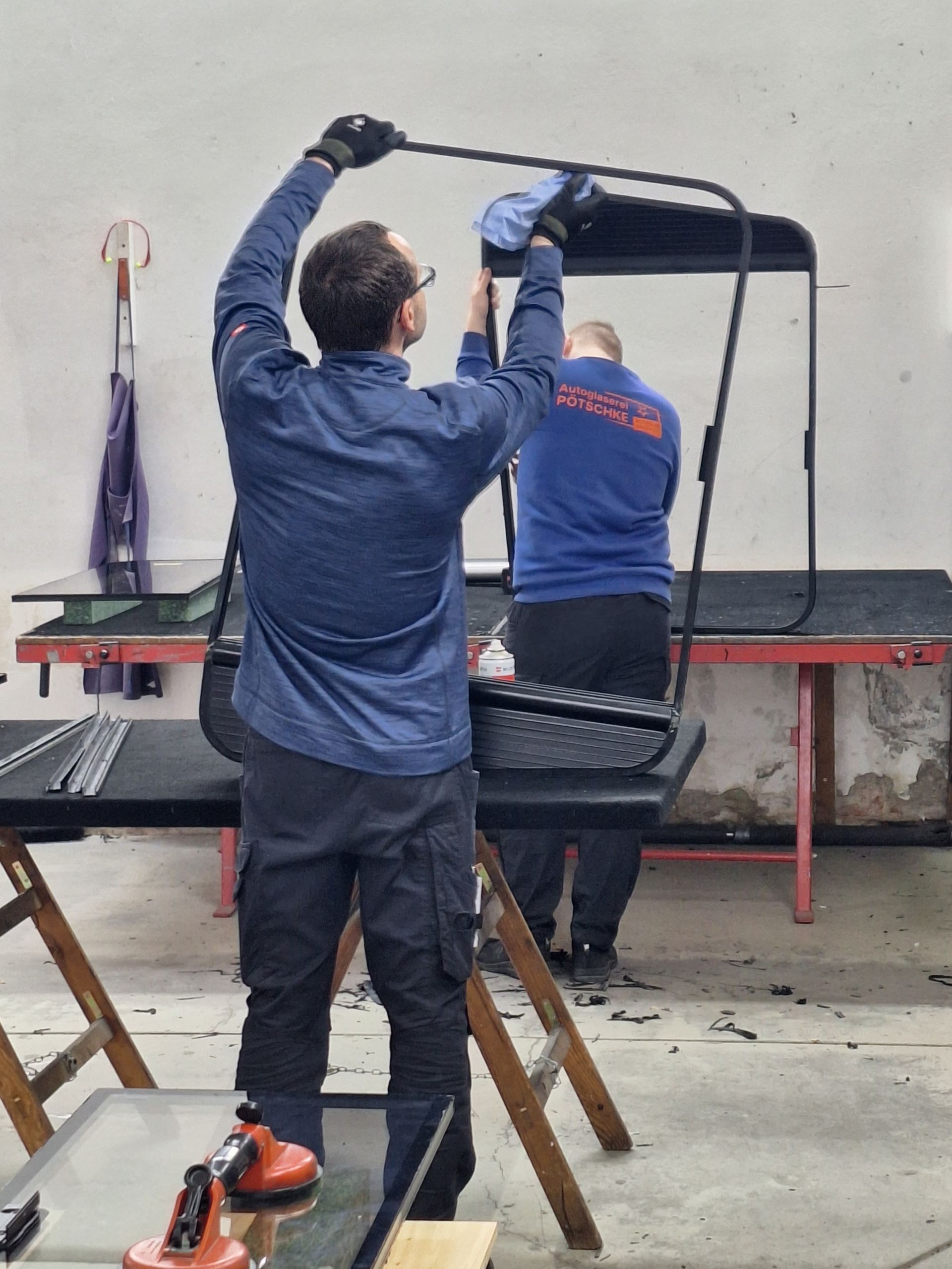 Mitarbeiter von Autoglaserei und Kfz-Werkstatt Pötschke