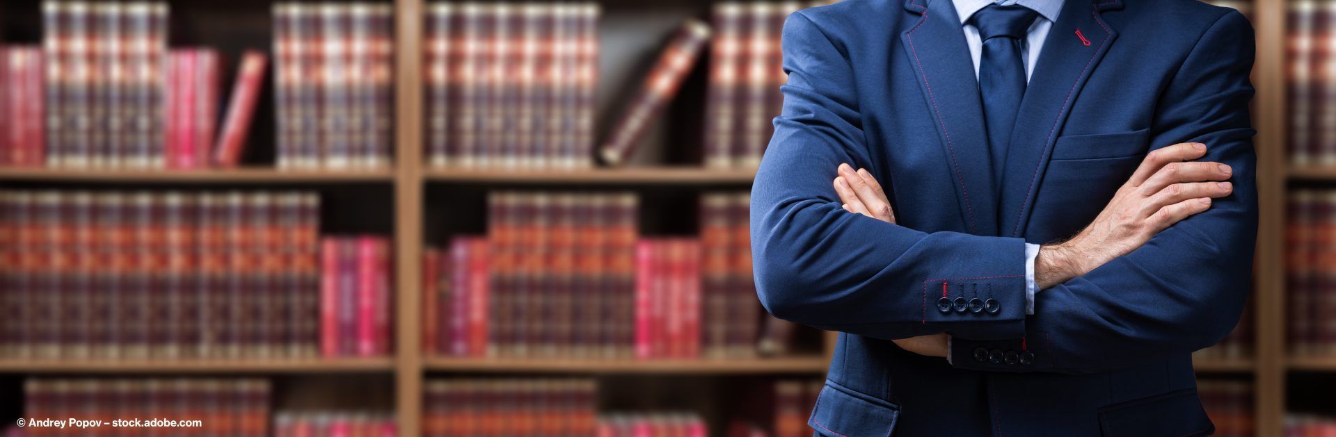 Rechtsanwalt vor einem Bücherregal