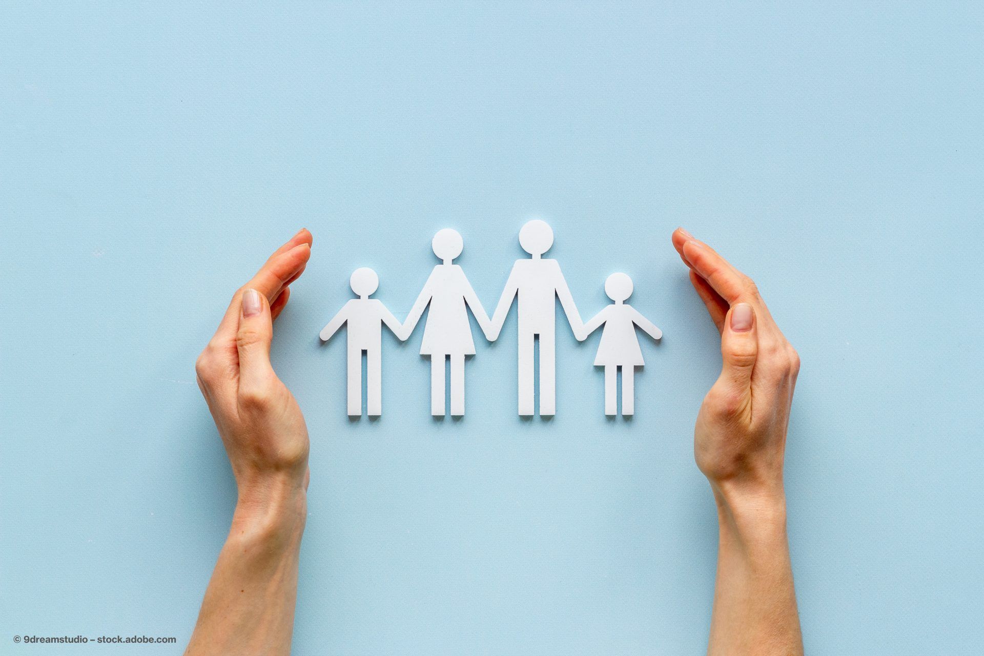 Familie mit zwei Kindern umgeben von Händen, die sie zusammenhalten