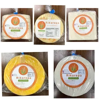 Una variedad de tortillas rikarepa están sobre una mesa de madera.