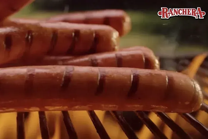 Los hot dogs rancheros se cocinan en una parrilla