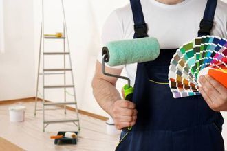 Maler mit Malerrolle und Farbfächer