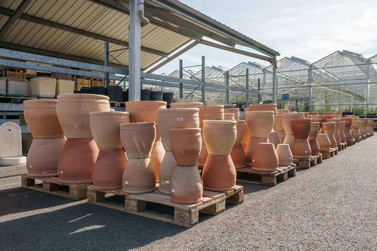 Étal de pots à l'extérieur du magasin