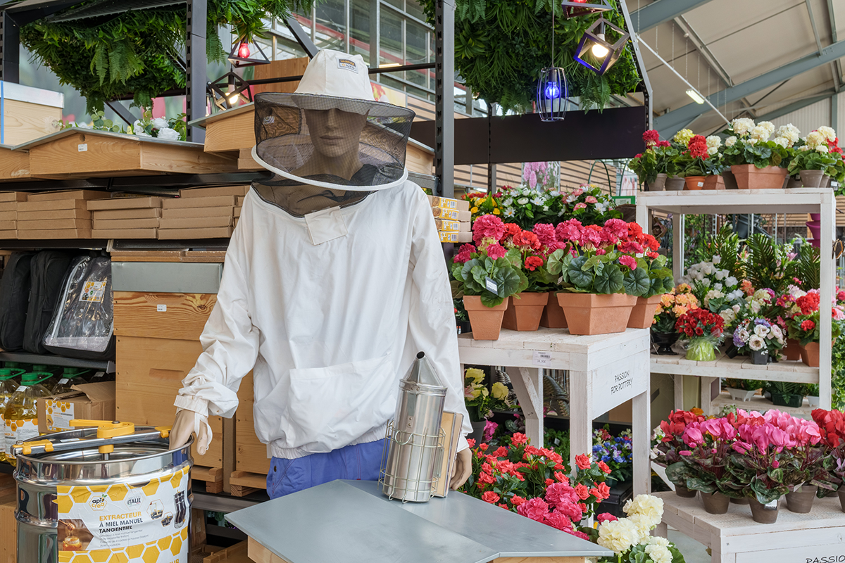 Mannequin avec une tenue d'apiculteur et des fleurs