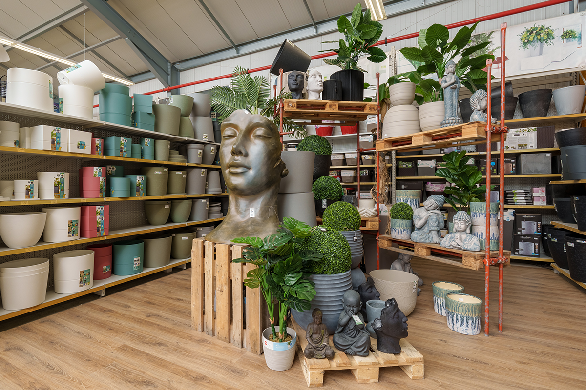 Pots et fleurs artificielles dans un rayon du magasin