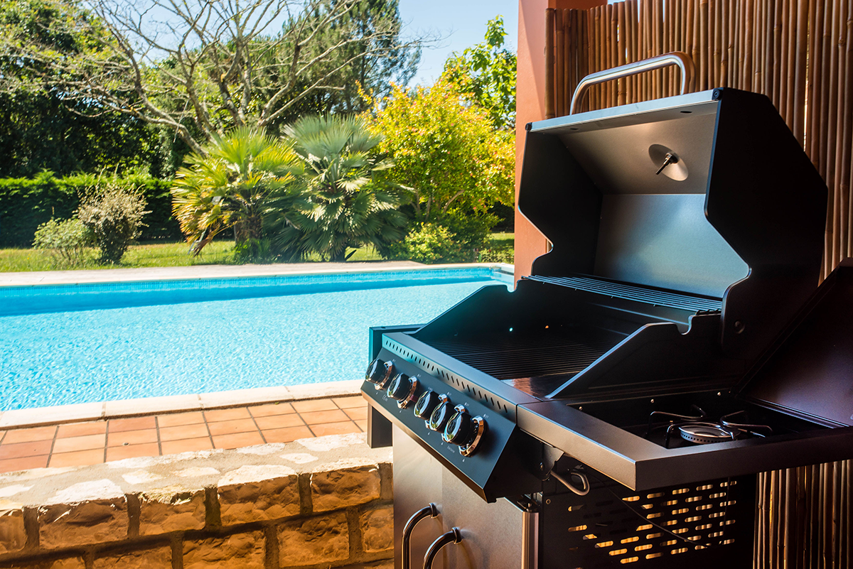 Barbecue multifonction à côté d'une piscine