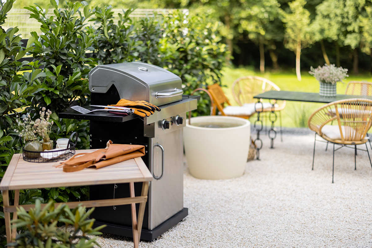 Barbecue moderne à côté d'un salon de jardin