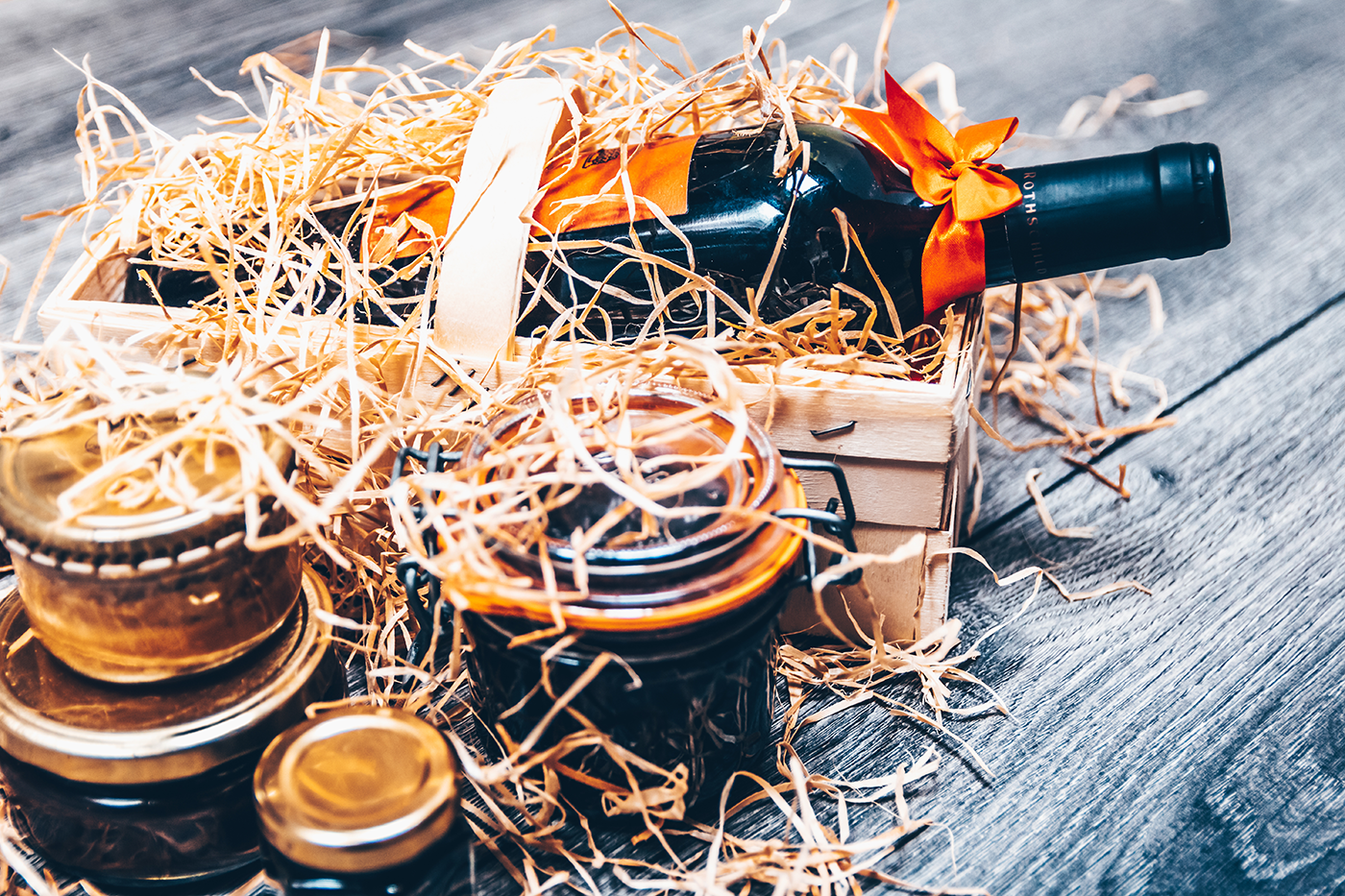 Bocaux et bouteille de vin sur une table