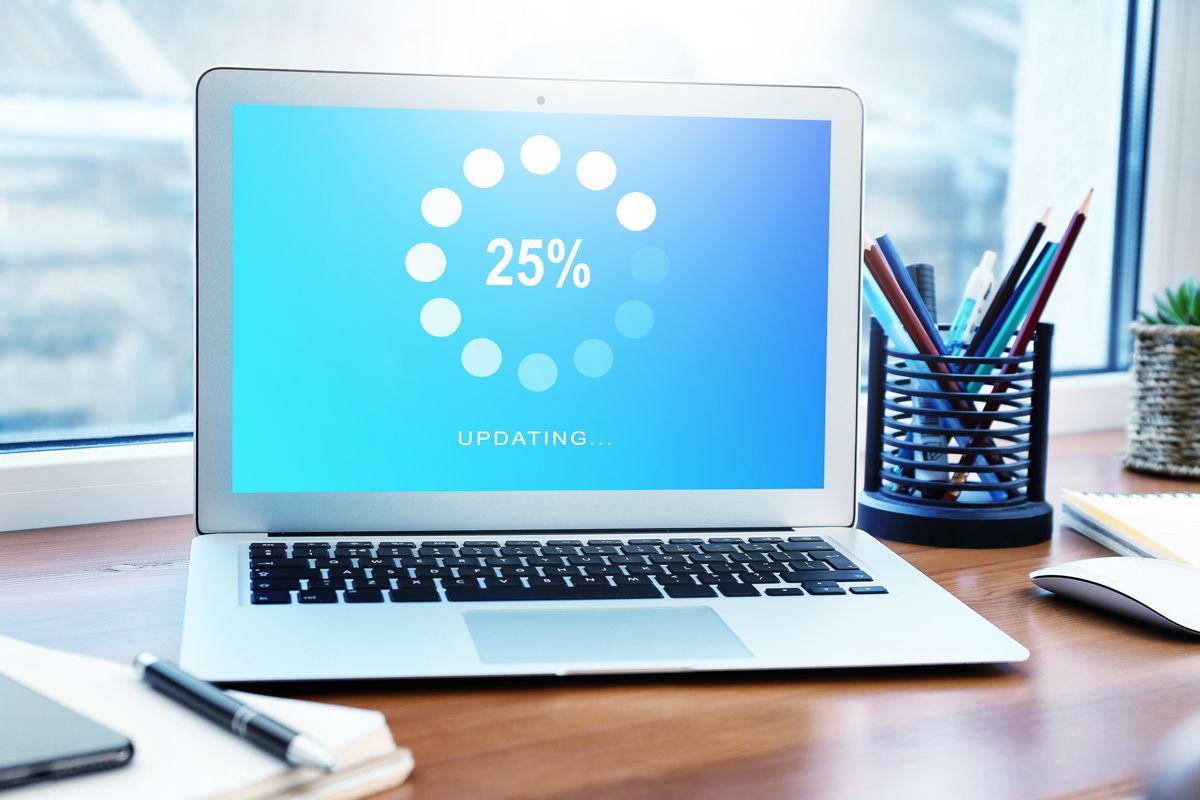 ein Laptop sitzt auf einem Schreibtisch und zeigt einen 25 % Ladebalken