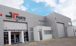 Prédio cinza com placa 