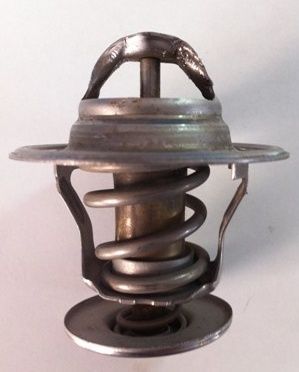 Termostato com corpo metálico, mola e válvula, utilizado em sistemas de arrefecimento automotivo.