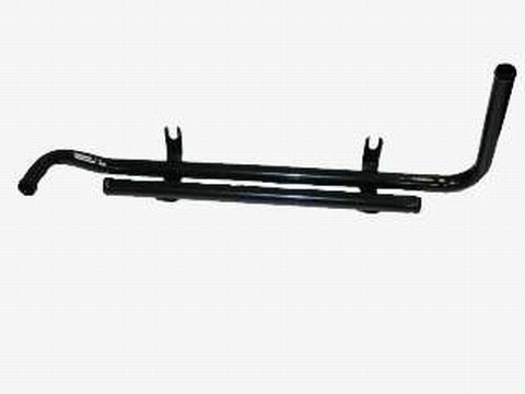 Para-choque de metal preto com dois suportes verticais e um tubo de escape curvo.