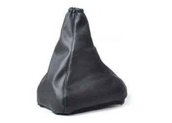 Bota de câmbio em couro preto, formato cônico, sobre fundo branco.