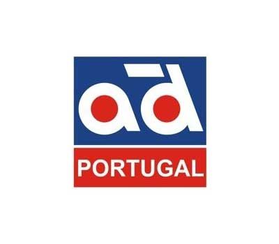 Logotipo da AD Portugal, retângulo azul e vermelho com as letras brancas 