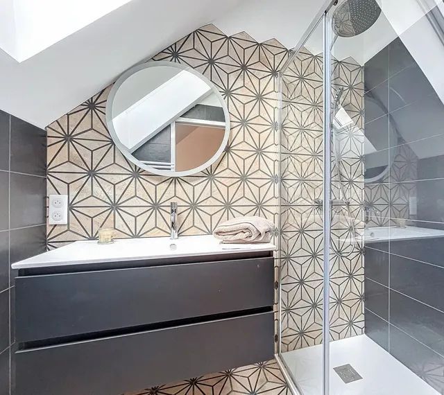 Salle de bain moderne avec douche à l’italienne, baignoire et meuble vasque suspendu bleu