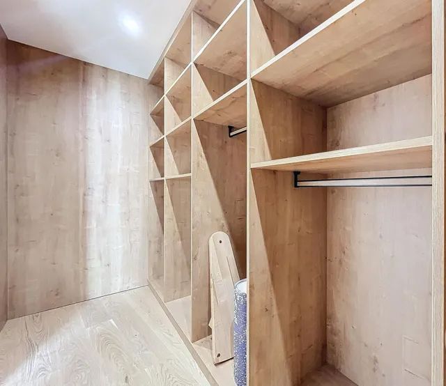 Dressing sur mesure en bois avec étagères ouvertes et penderies intégrées