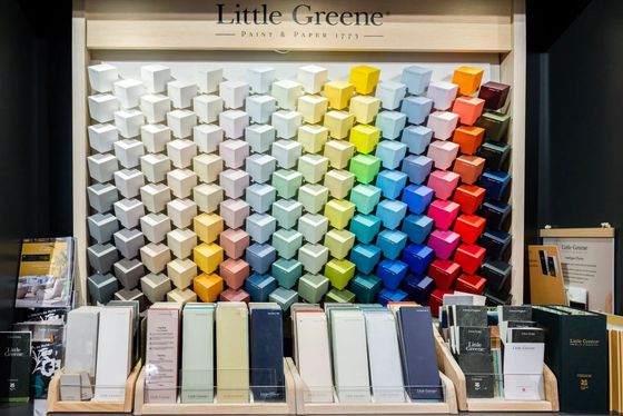 Palette de couleurs Little Greene avec nuancier de teintes décoratives, du neutre aux couleurs vives, présentée en showroom.