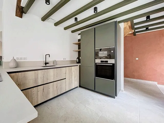 Cuisine contemporaine équipée avec mobilier bois et électroménager encastré