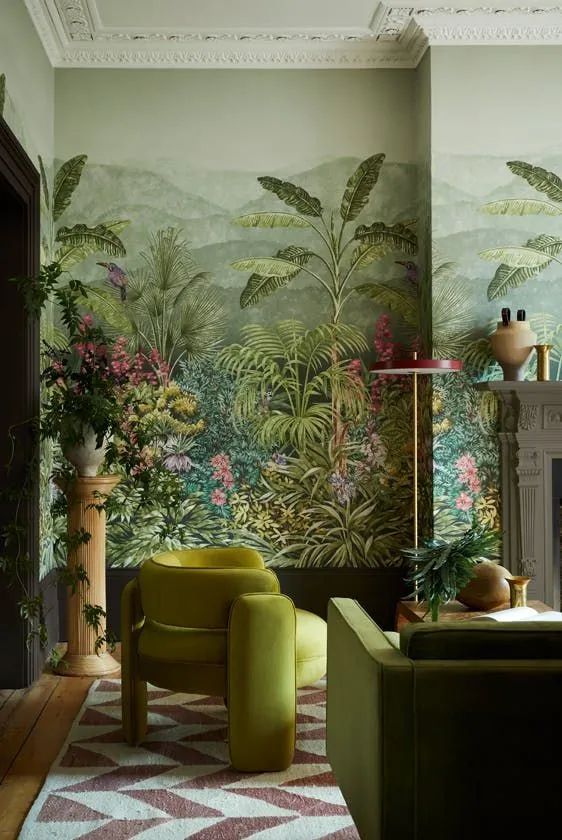 Salon élégant avec fauteuil vert et fresque murale végétale tropicale, ambiance déco haut de gamme.