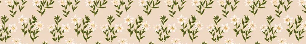 Motif de papier peint floral délicat, petites fleurs blanches et feuillage vert sur fond beige, style naturel et raffiné.
