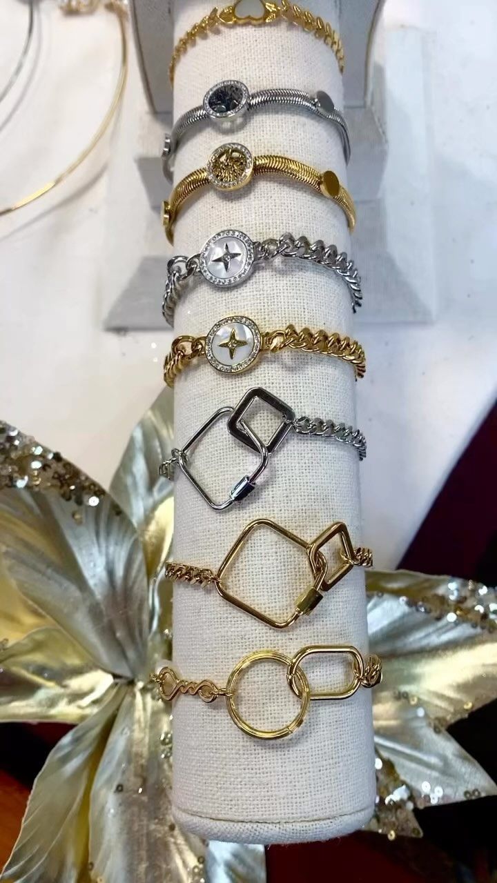 Un montón de pulseras están apiladas una encima de otra