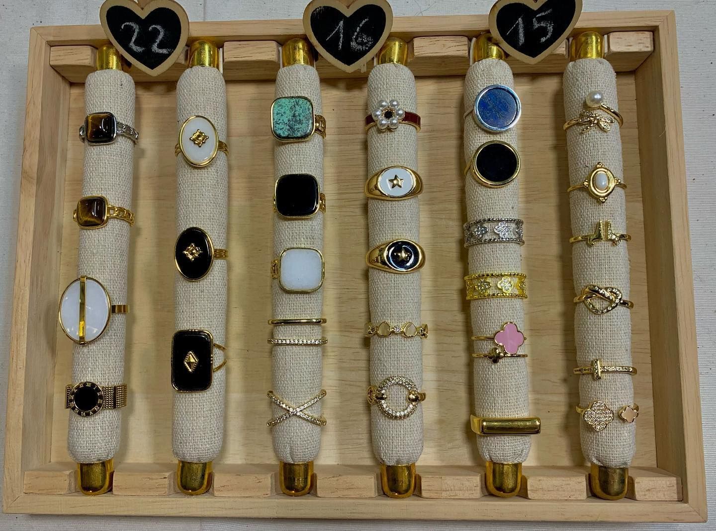 Una bandeja de madera llena de una variedad de anillos.