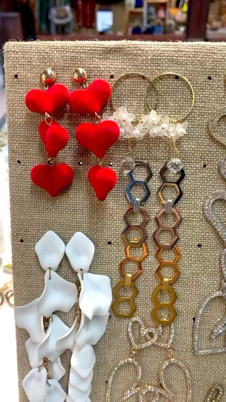 Se muestran una variedad de aretes en un tablero de exhibición.