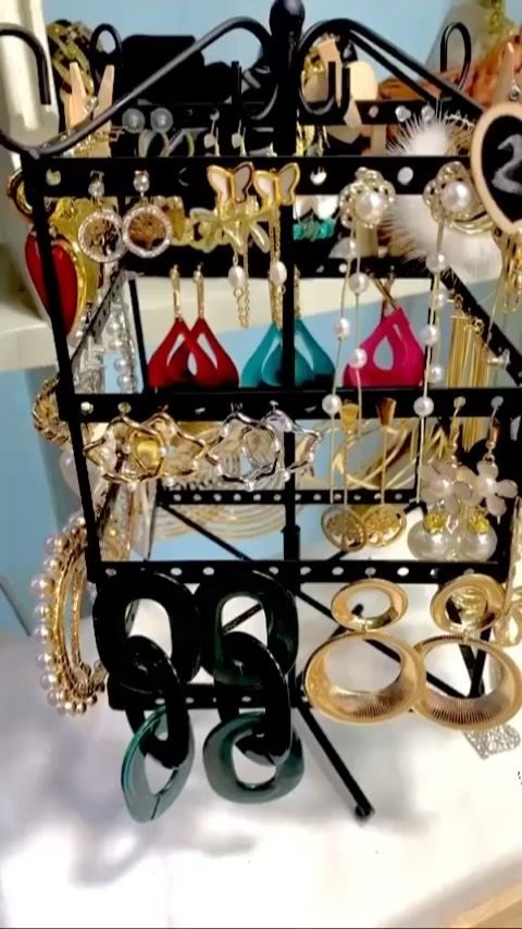 Una exhibición de aretes y pulseras sobre una mesa.