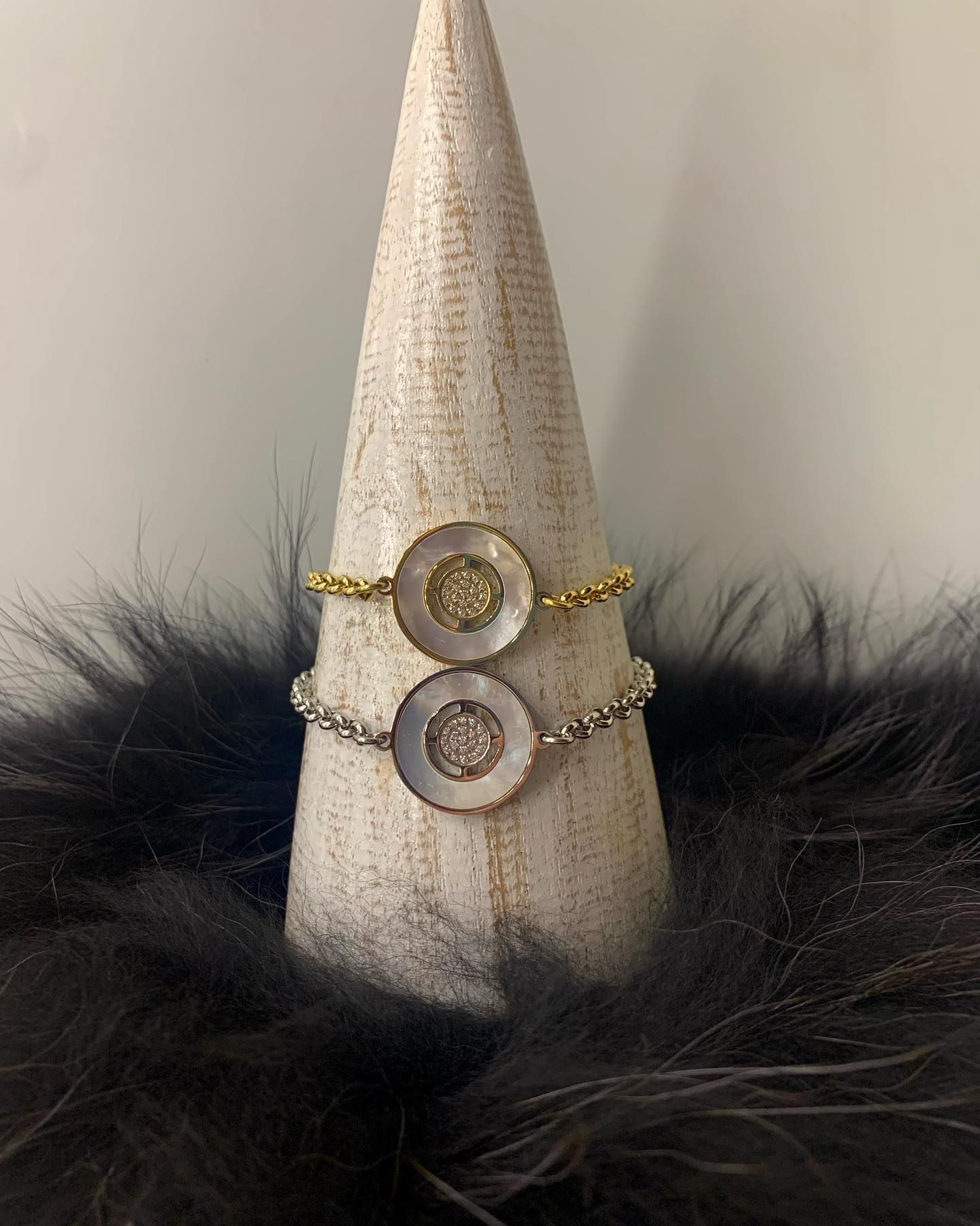 Dos anillos están colocados encima de un cono de madera.