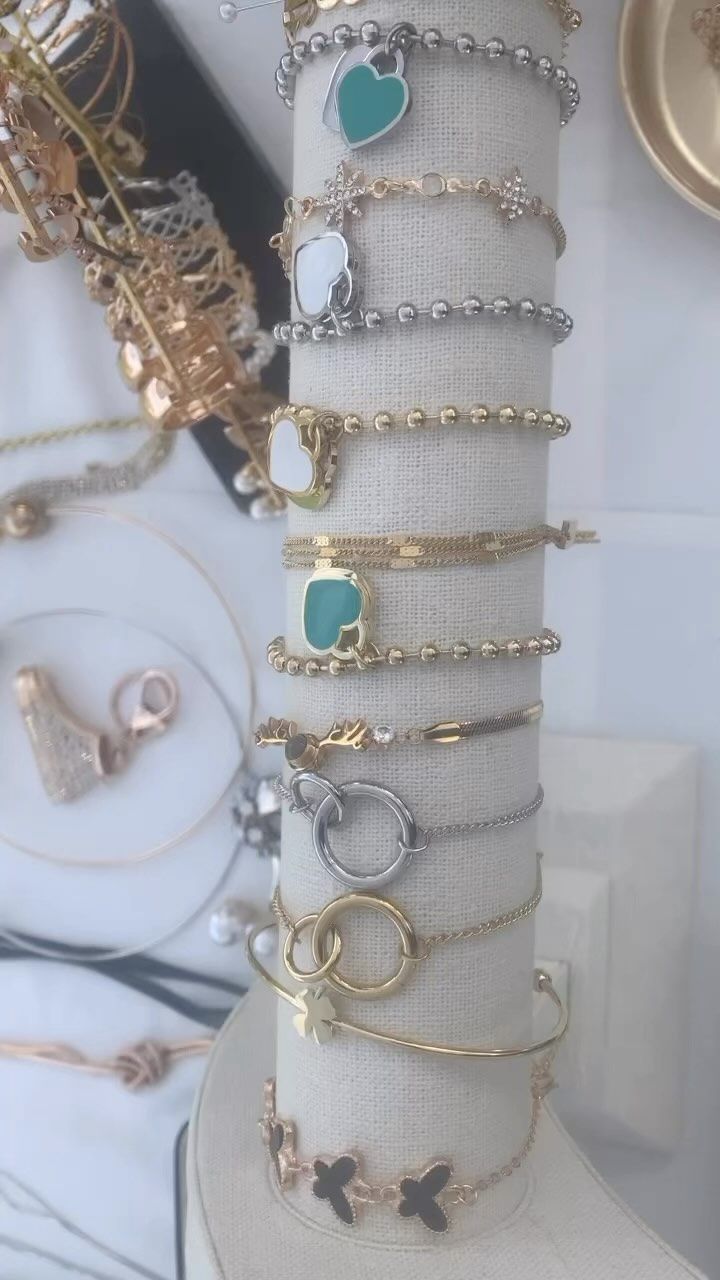 Un montón de pulseras están apiladas una encima de otra