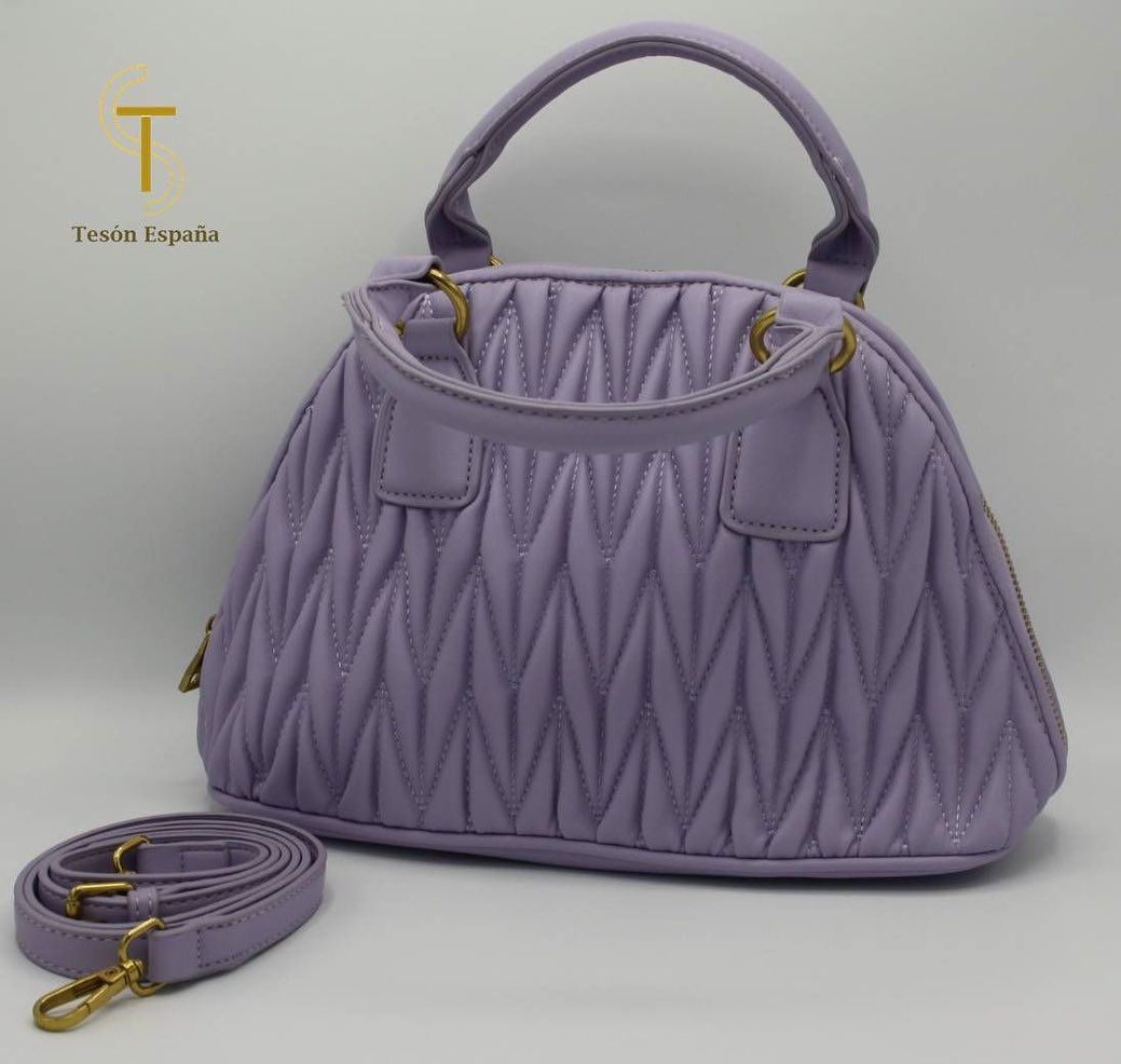 Un bolso morado con la letra t.