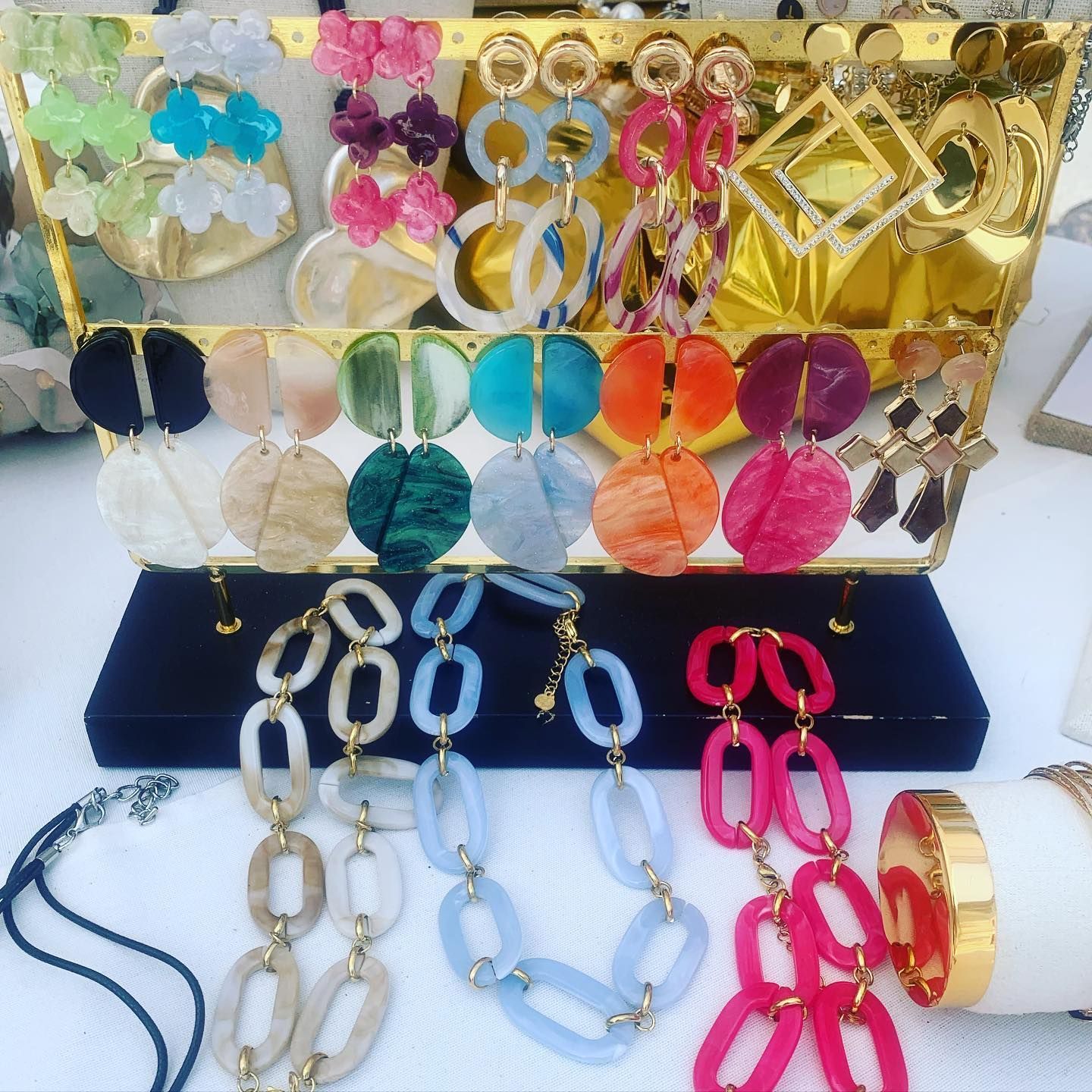 Una exhibición de aretes y collares sobre una mesa.