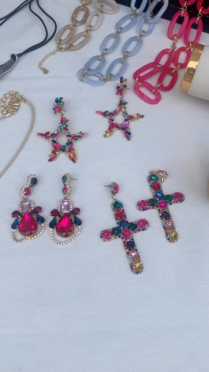 Una variedad de aretes y collares se exhiben en una mesa.