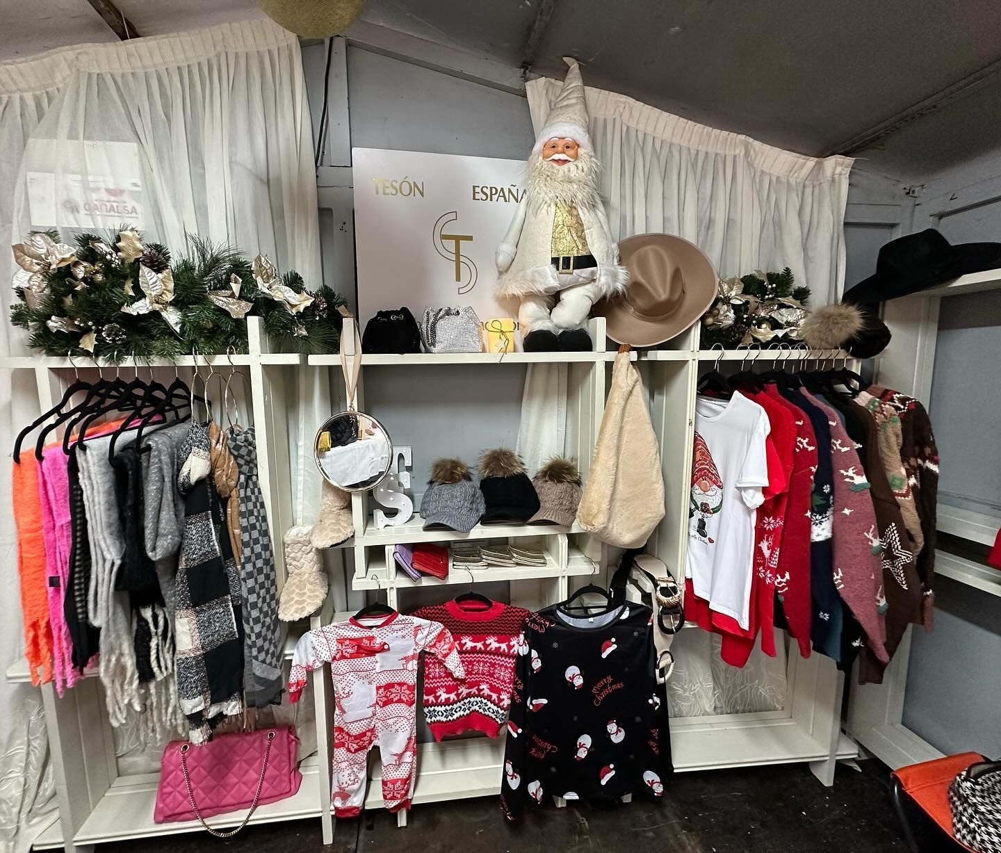 Un armario lleno de ropa y una figura de Papá Noel.