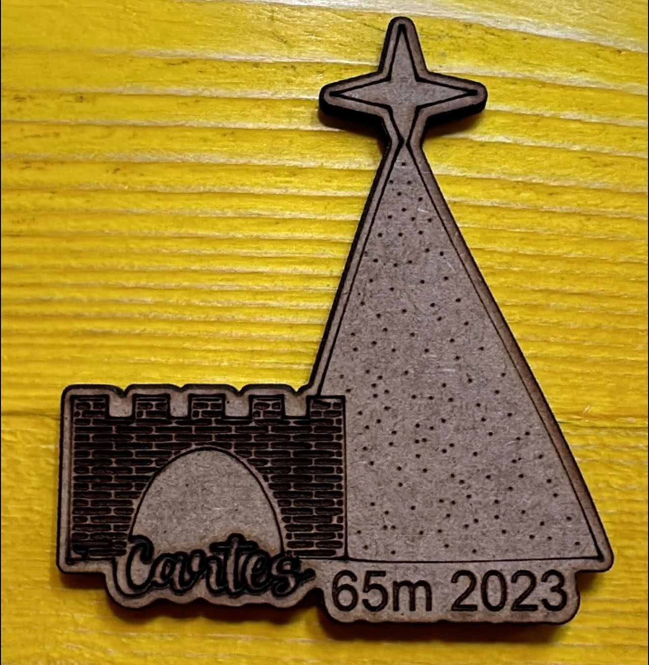 Un artículo de madera que dice cavilos 65m 2023.