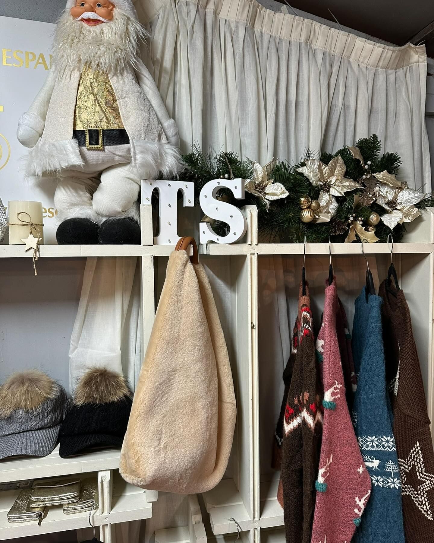 Un armario lleno de ropa y un cartel que dice que es.