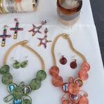 Una mesa coronada con un collar y pendientes.