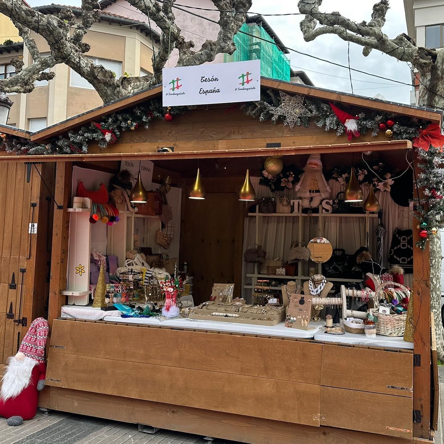 Un quiosco de madera con un cartel que dice