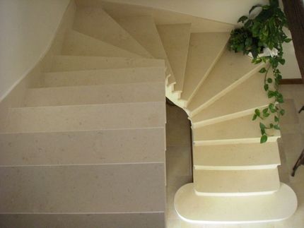 Escalier tournant beige