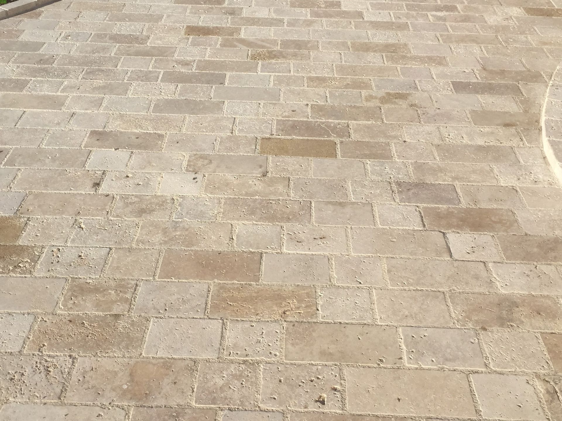 Pavés en TRAVERTIN de Turquie, qualité 1 er choix, finition tembled. Formats mélangés 15 x 15 / 15 x 20 et 15 x 30 cm