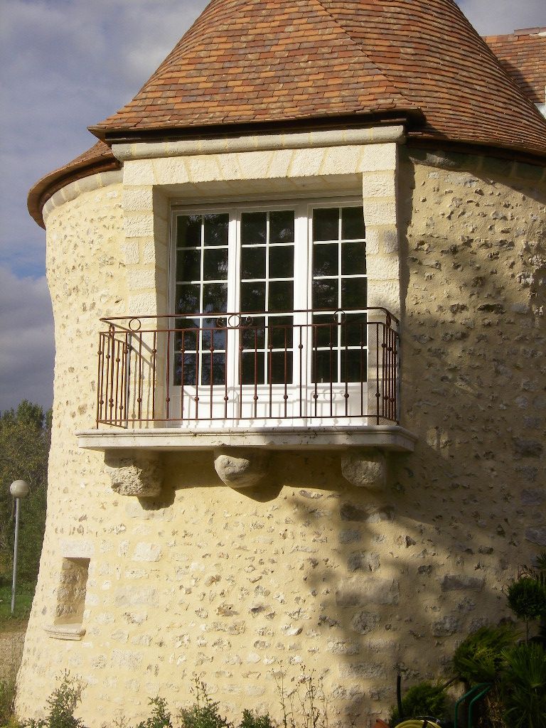 Tour en pierre Pontijou