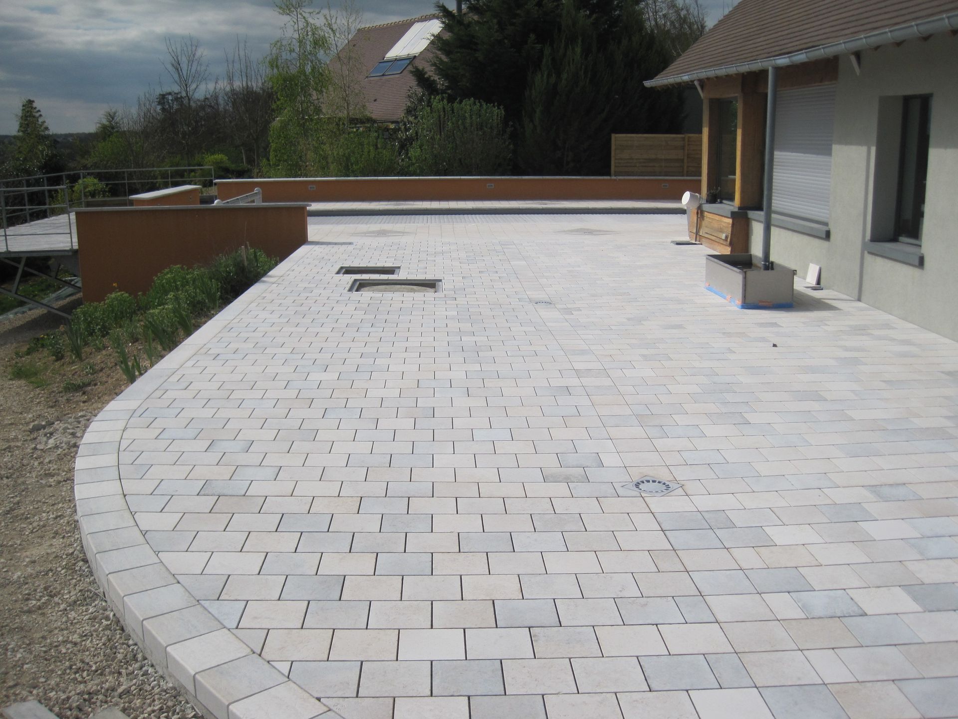 Courr blanche pavée