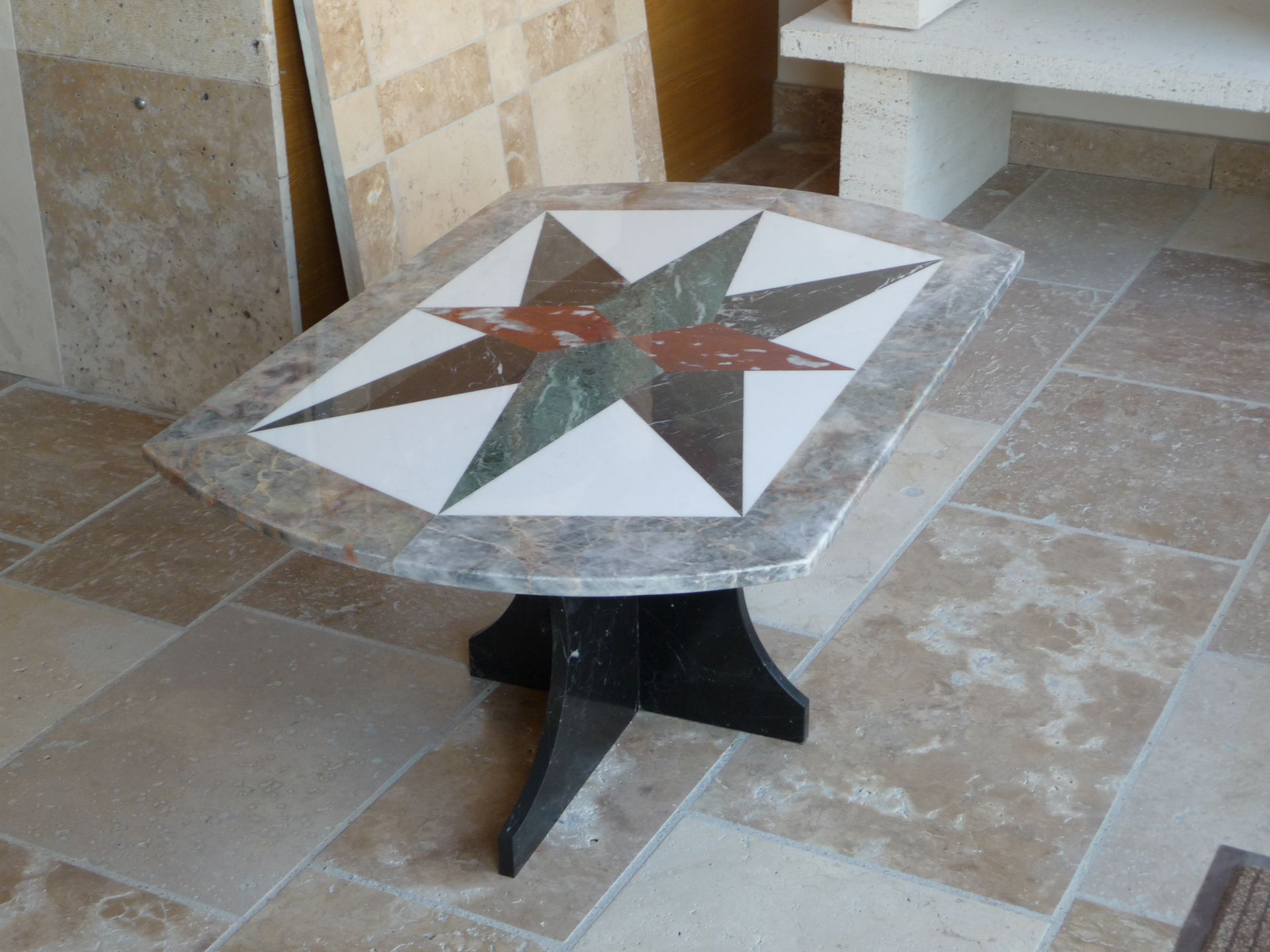 Tabme de salon en marbre avec étoile